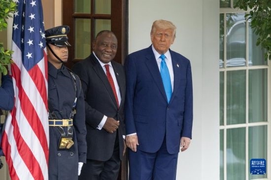 5月21日，美國總統(tǒng)特朗普（右）在華盛頓白宮迎接到訪的南非總統(tǒng)拉馬福薩（中）。新華社記者 胡友松 攝