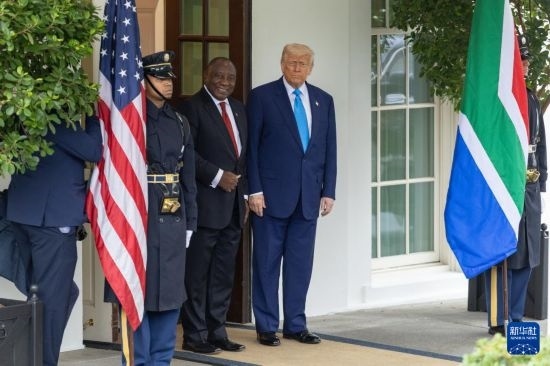 5月21日，美國總統(tǒng)特朗普（右二）在華盛頓白宮迎接到訪的南非總統(tǒng)拉馬福薩（右三）。新華社記者 胡友松 攝