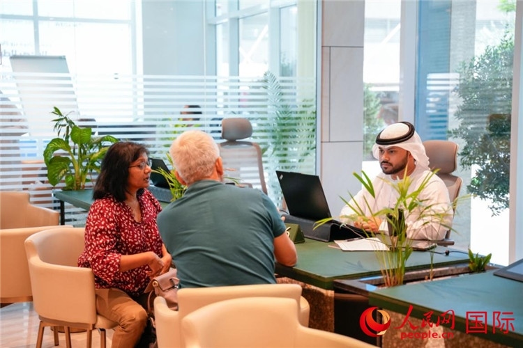 在阿治曼自由區(qū)一站式服務中心內(nèi)，工作人員為客商辦理業(yè)務。人民網(wǎng) 塔里克·易卜拉欣攝