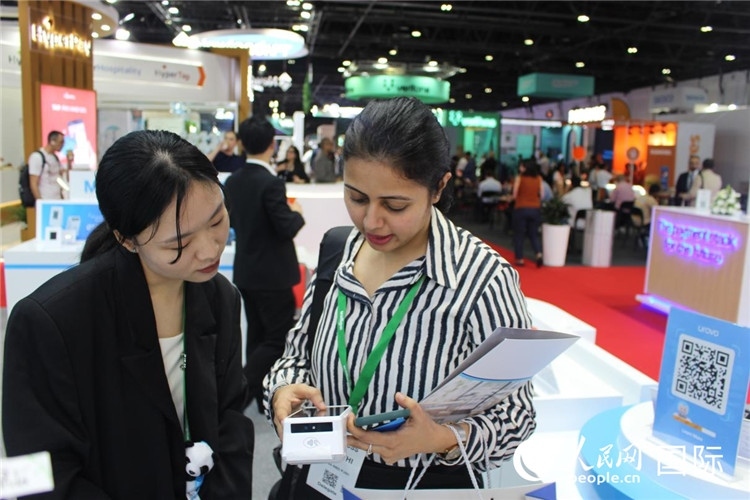 中外嘉賓交流。人民網(wǎng) 杰勒德·阿勒費(fèi)爾攝