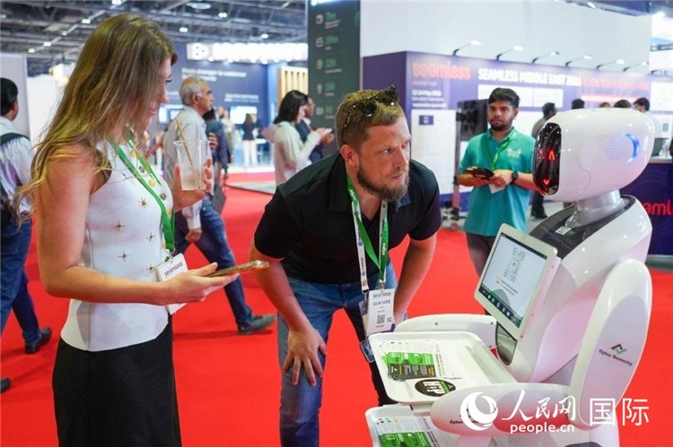 會(huì)上展示的電子支付機(jī)器人。人民網(wǎng) 塔里克·易卜拉欣攝