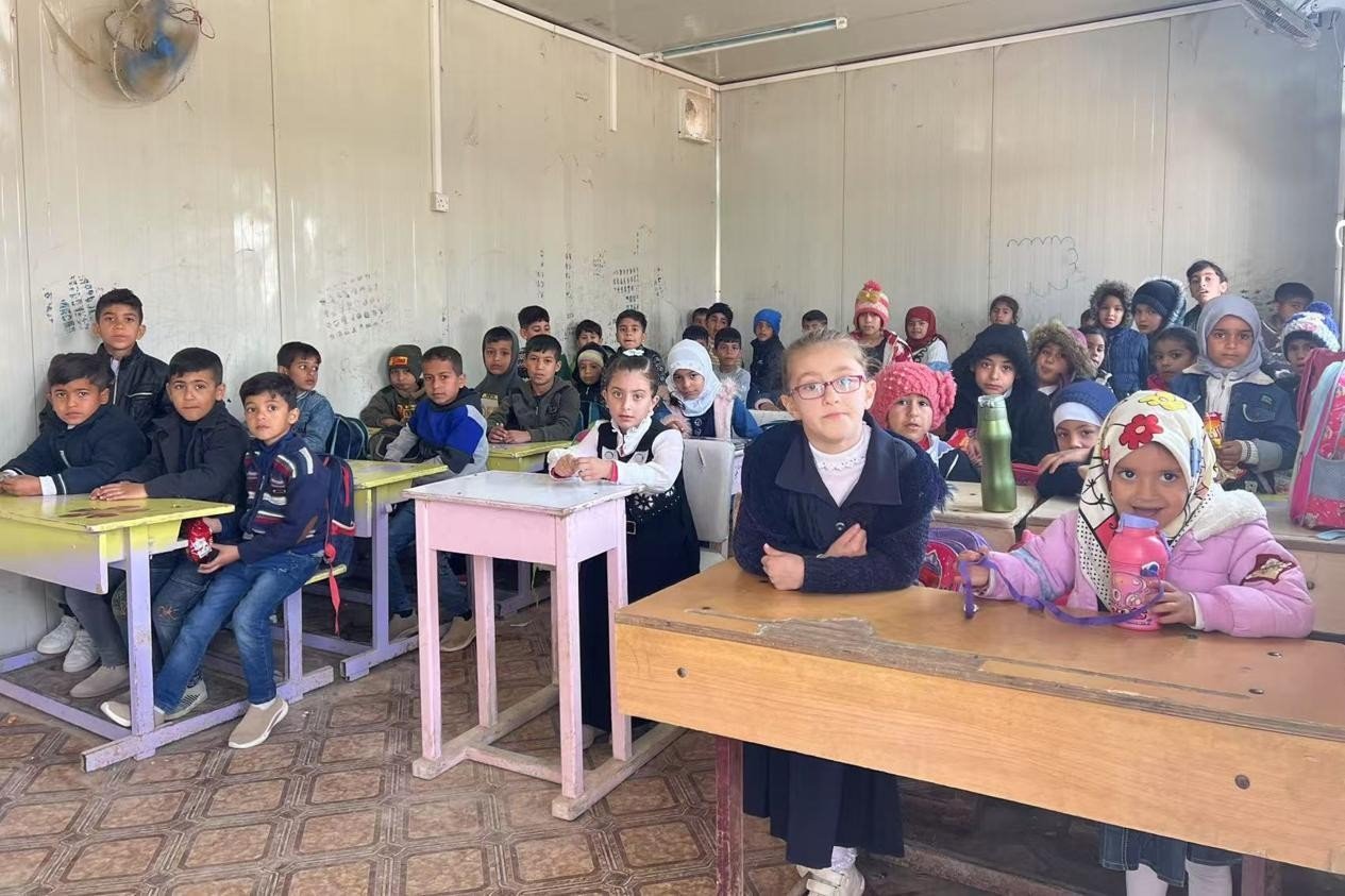 伊拉克卡爾巴拉省學生在簡易板房內上課。中國電建供圖