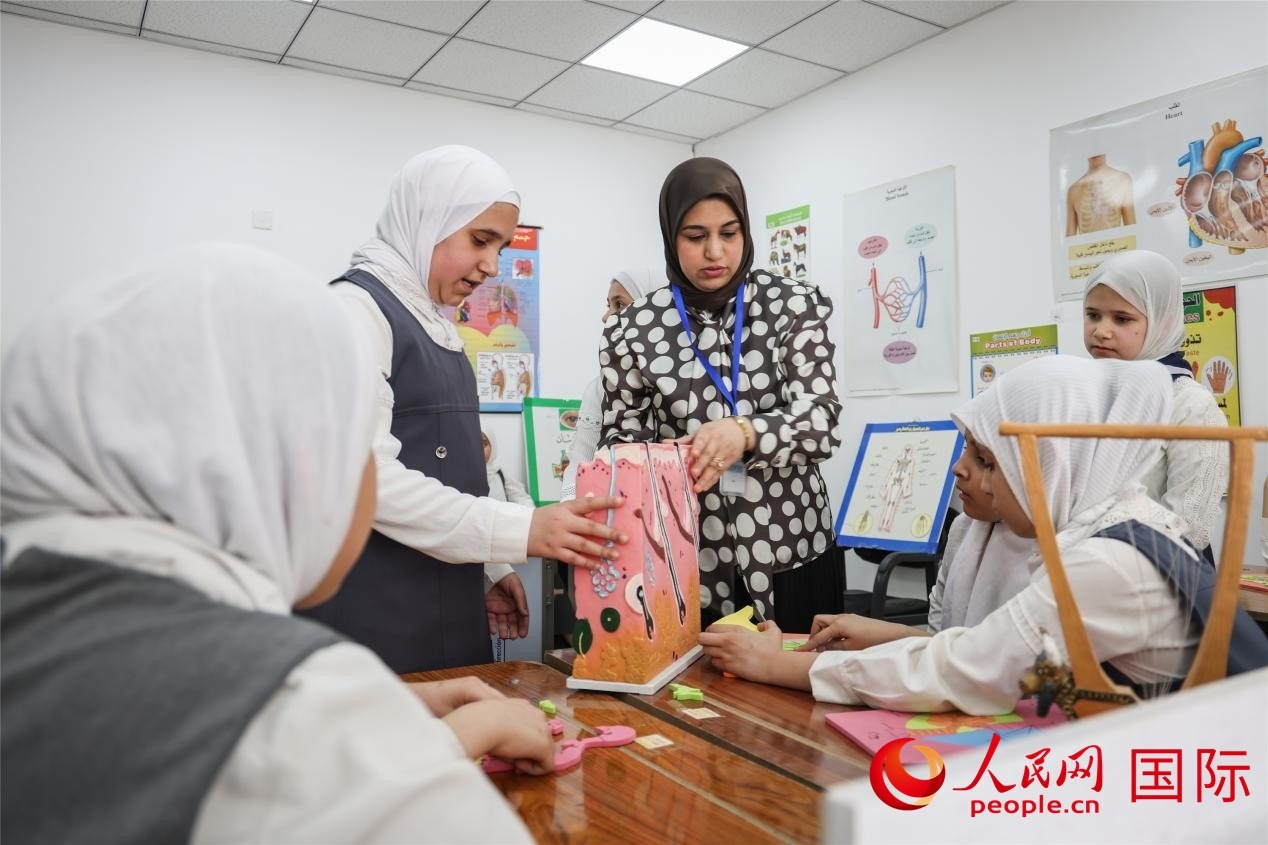 圖為阿爾·圖拉女子學(xué)校學(xué)生在上生物課。人民網(wǎng)記者 薛丹攝