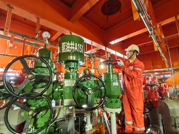 生產人員正在打開二氧化碳驅油井采油樹閥門。受訪者供圖