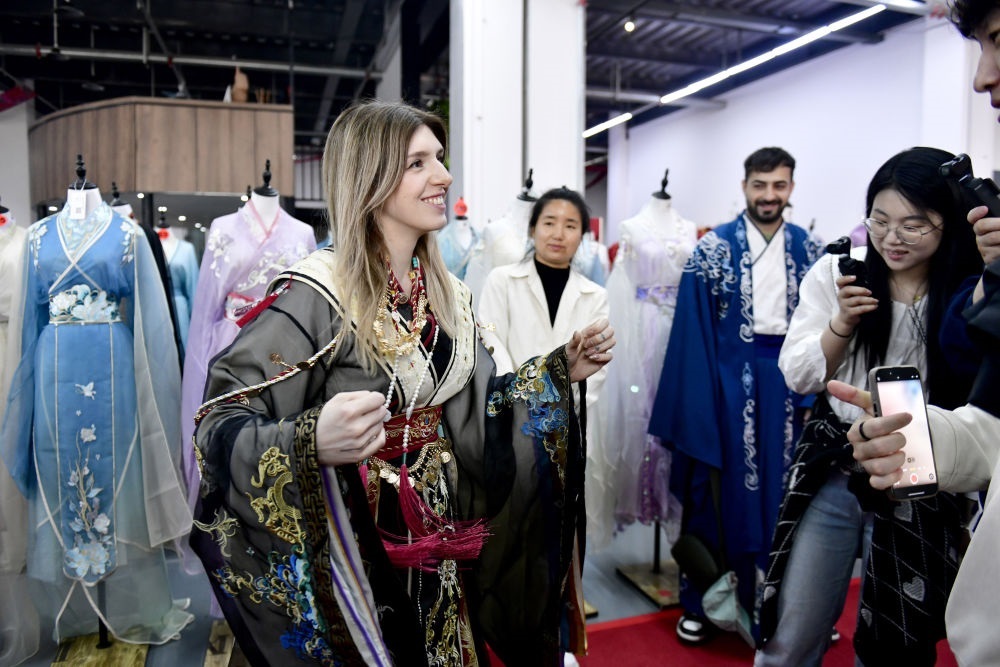 2025年4月8日，參加曹縣漢服文化節(jié)的意大利嘉賓卡米拉在試穿漢服。新華社記者郭緒雷 攝