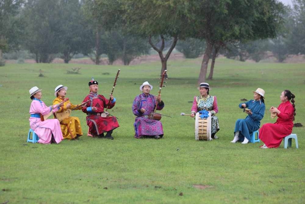 2024年7月16日，《格薩（斯）爾》史詩說唱傳承人在內(nèi)蒙古赤峰市巴林右旗戶外表演。（胡斯楞攝）