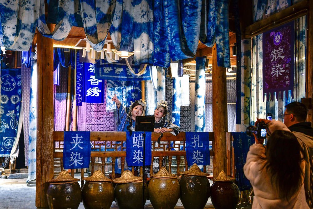 2025年3月17日，游客在貴州省黎平縣肇興侗寨里留影。新華社記者楊文斌 攝