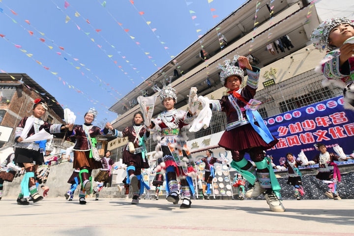 2025年3月25日，廣西柳州市融水苗族自治縣桿洞鄉(xiāng)中心小學學生在跳蘆笙踩堂舞。新華社記者 黃孝邦 攝