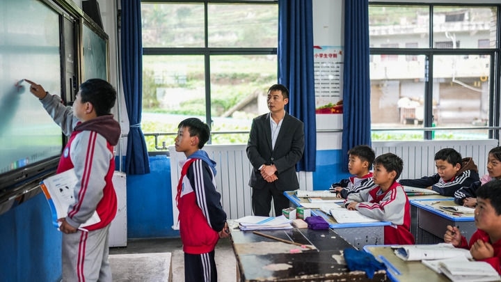 2024年11月21日，在地處烏蒙山區(qū)的貴州省六盤水市水城區(qū)亮巖小學，學生在供暖的教室內(nèi)學習。新華社記者 陶亮 攝