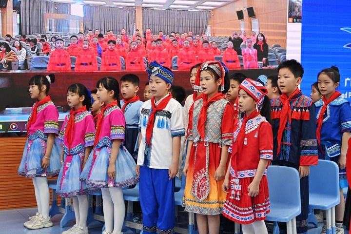 2025年3月28日，在“壯蒙一家親 共筑中國夢”手拉手主題云隊會上，廣西南寧市濱湖路小學四（1）中隊隊員通過網(wǎng)絡(luò)和內(nèi)蒙古鄂爾多斯東勝區(qū)第十二小學四（9）中隊隊員一起唱《中國少年先鋒隊隊歌》。新華社記者 周華 攝