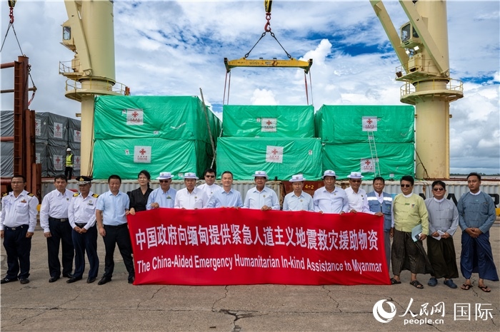 5月25日，中國駐緬甸大使館參贊歐陽道冰、仰光省首席部長梭登及緬有關(guān)部門官員出席援緬第十五批緊急人道主義地震救災(zāi)物資交接儀式。人民網(wǎng)記者謝佳君攝