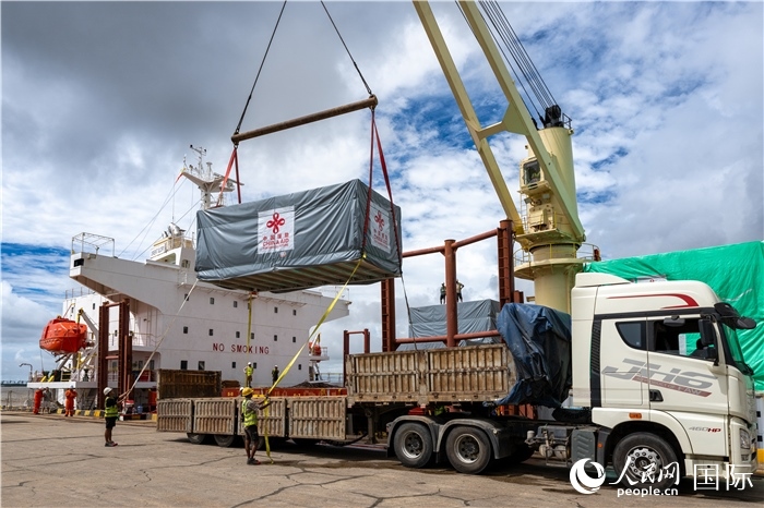 5月25日，當(dāng)?shù)毓と嗽诟劭趶呢涊喩闲遁d援緬第十五批緊急人道主義地震救災(zāi)物資。人民網(wǎng)記者謝佳君攝