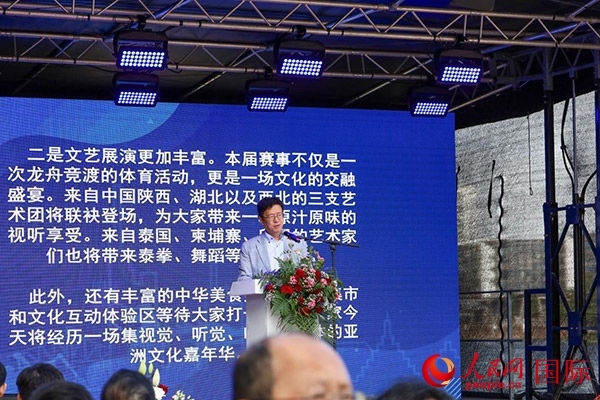 中國(guó)駐法蘭克?？傤I(lǐng)事黃昳揚(yáng)在致辭中對(duì)龍舟賽表示熱烈祝賀。人民網(wǎng) 依琳攝