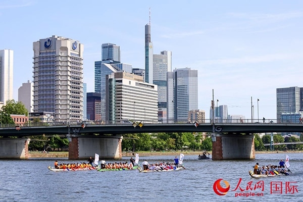 龍舟賽隊(duì)伍奮力揮槳、破浪前行。人民網(wǎng) 依琳攝