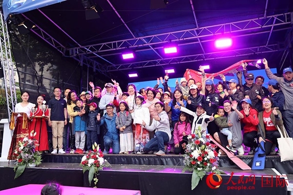 獲獎(jiǎng)選手們上臺(tái)領(lǐng)獎(jiǎng)并合影留念。人民網(wǎng)記者 劉仲華攝