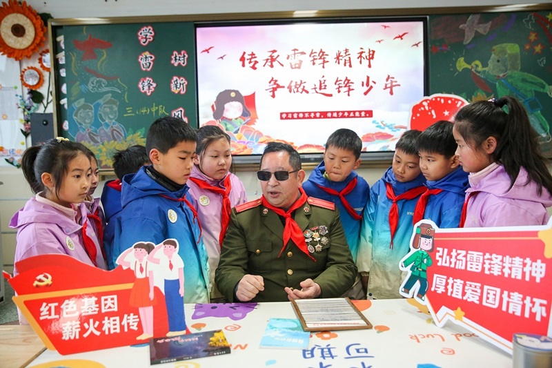 2025年3月3日，江蘇南通如皋市安定小學(xué)里，傷殘軍人許波銀在思政小課堂上向?qū)W生講述雷鋒故事。