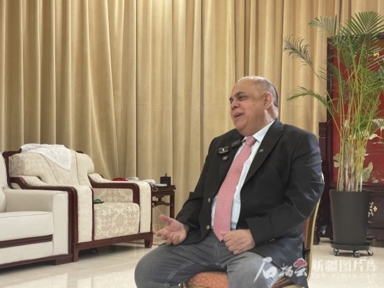 上合組織副秘書長索海爾·汗在專訪中。石榴云/新疆日報記者 劉翔攝