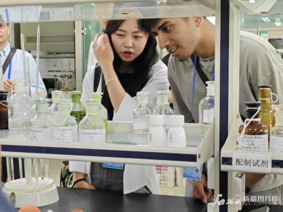 5月26日，2025上合組織國家媒體合作論壇嘉賓參觀新奇康藥業(yè)股份有限公司實驗室。石榴云/新疆日報記者 宋海波攝