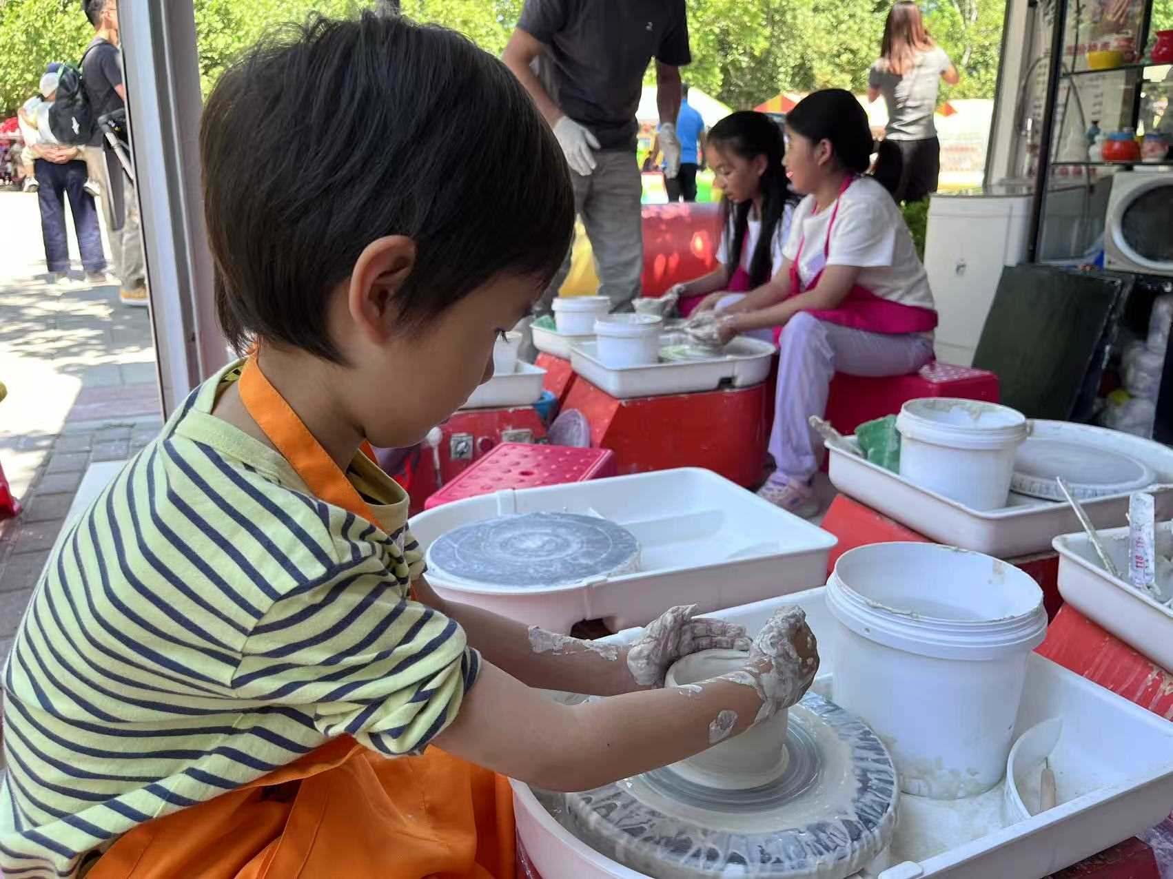 “小”游客在體驗(yàn)陶藝制作。人民網(wǎng)記者 李楠樺攝