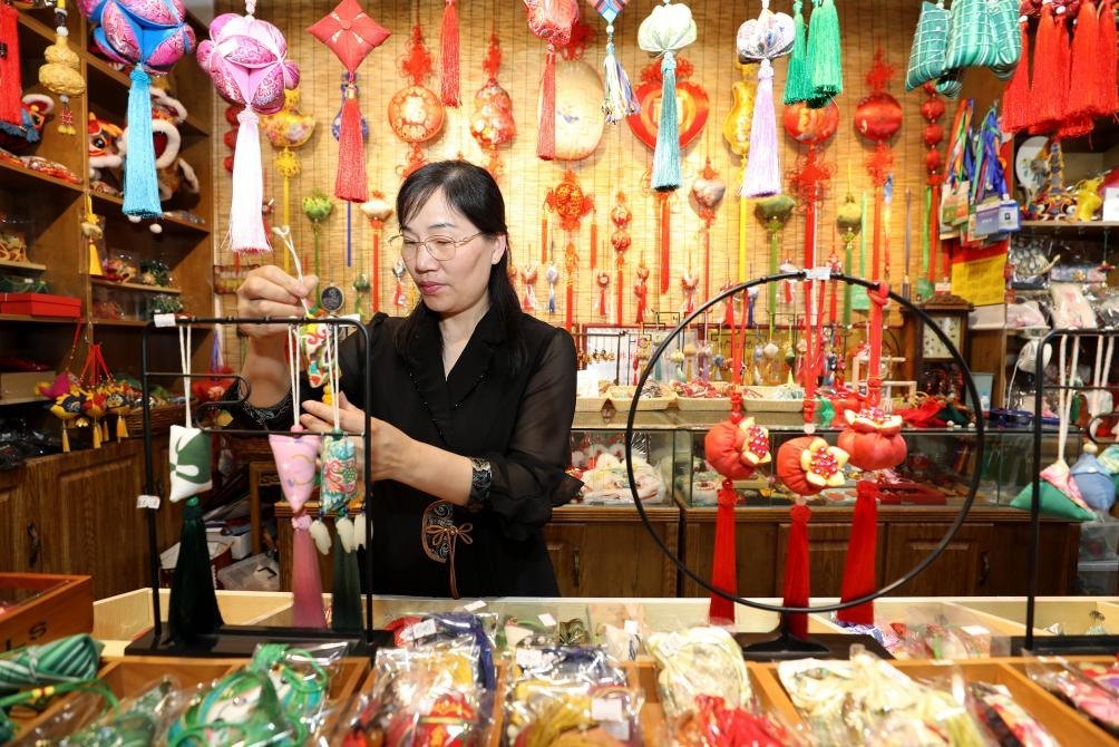 2025年5月25日，安徽省淮北市，非遺香包上貨架。（圖片來源：視覺中國）