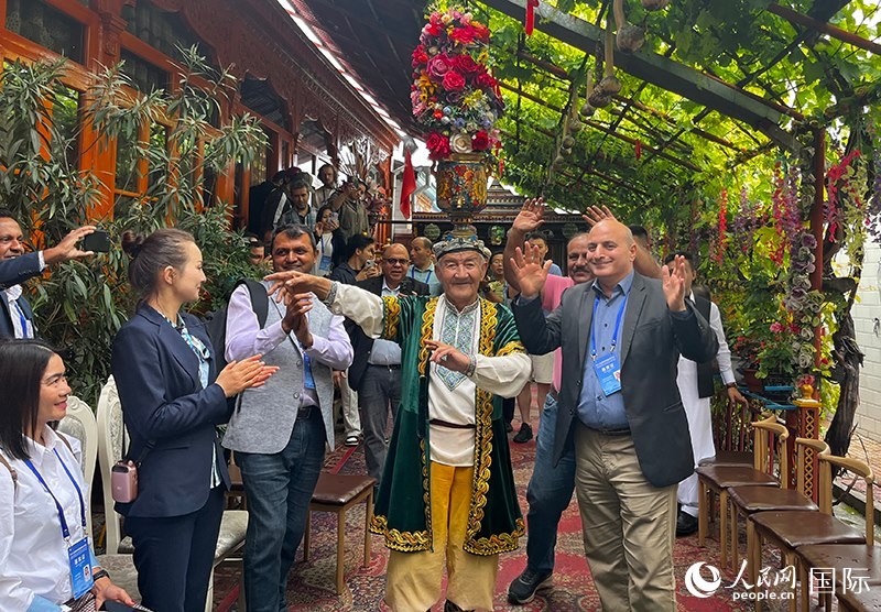 5月24日，外國媒體人在伊寧市喀贊其民俗旅游區(qū)參觀體驗。 人民網(wǎng)記者 翟轉(zhuǎn)麗攝