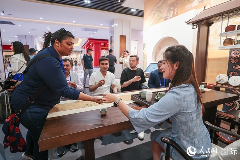 5月25日，外國媒體人在霍爾果斯國際邊境合作中心中國文化館參觀。人民網(wǎng)記者 張武軍攝