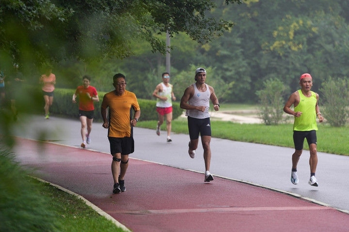 2024年7月14日，市民在北京中軸線延長線上的奧林匹克森林公園運動鍛煉。