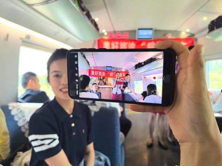 在活動(dòng)中，旅客紛紛舉起手機(jī)拍攝。顏笑攝