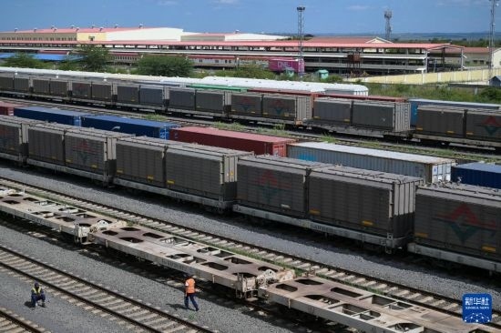 5月31日，在蒙內(nèi)鐵路內(nèi)羅畢站到發(fā)場(chǎng)，鐵路工人在鐵道旁巡檢。新華社記者 楊光 攝