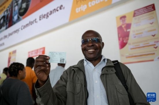 5月31日，在蒙內(nèi)鐵路內(nèi)羅畢站，一名前往蒙巴薩的乘客展示車(chē)票。新華社記者 楊光 攝