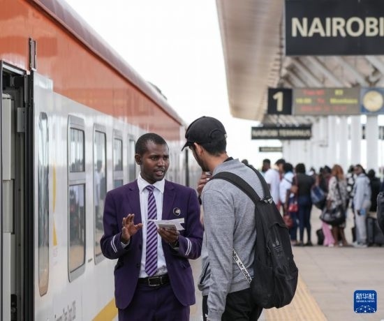 5月31日，在蒙內(nèi)鐵路內(nèi)羅畢站，乘務(wù)員為乘客檢票。新華社記者 李亞輝 攝