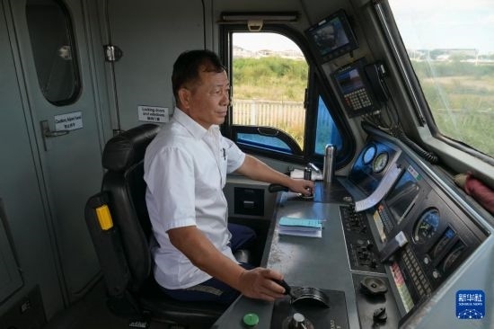 5月31日，在蒙內(nèi)鐵路內(nèi)羅畢站，機(jī)車(chē)駕駛員蔣立平在即將開(kāi)往蒙巴薩的E2次列車(chē)上進(jìn)行準(zhǔn)備工作。新華社記者 楊光 攝