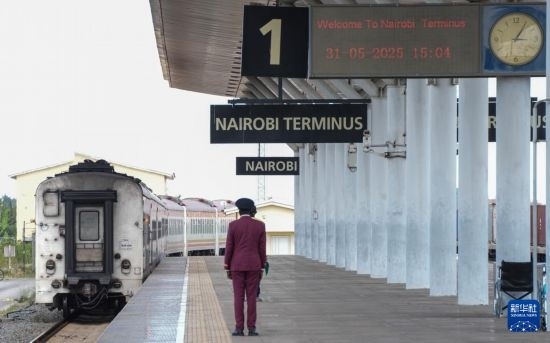 5月31日，在蒙內(nèi)鐵路內(nèi)羅畢站，工作人員目送開(kāi)往蒙巴薩的E2次列車(chē)駛離站臺(tái)。新華社記者 李亞輝 攝