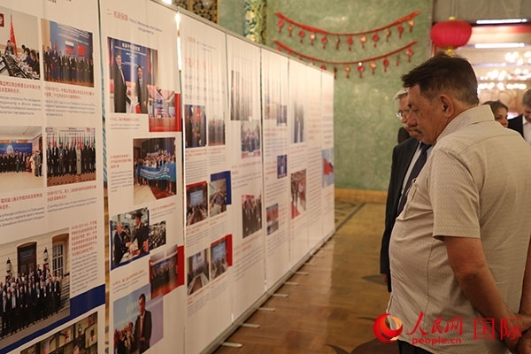 與會(huì)嘉賓參觀中俄科技創(chuàng)新合作圖片展。人民網(wǎng)記者 肖新新攝