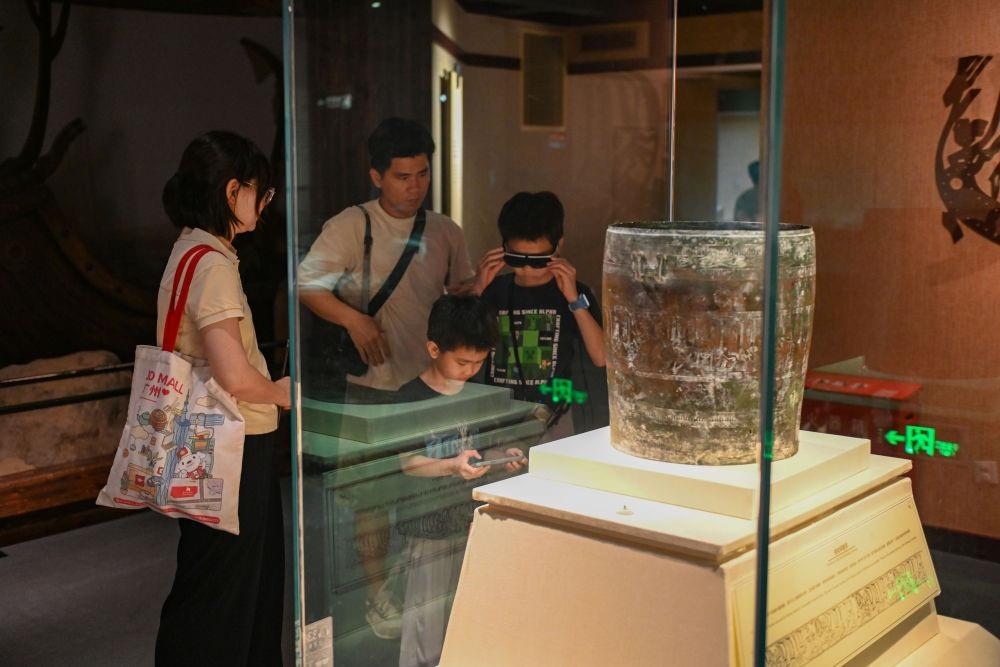 △2025年5月18日，游客在廣東廣州南越王博物院（王墓展區(qū)）體驗AR眼鏡智慧導覽服務。