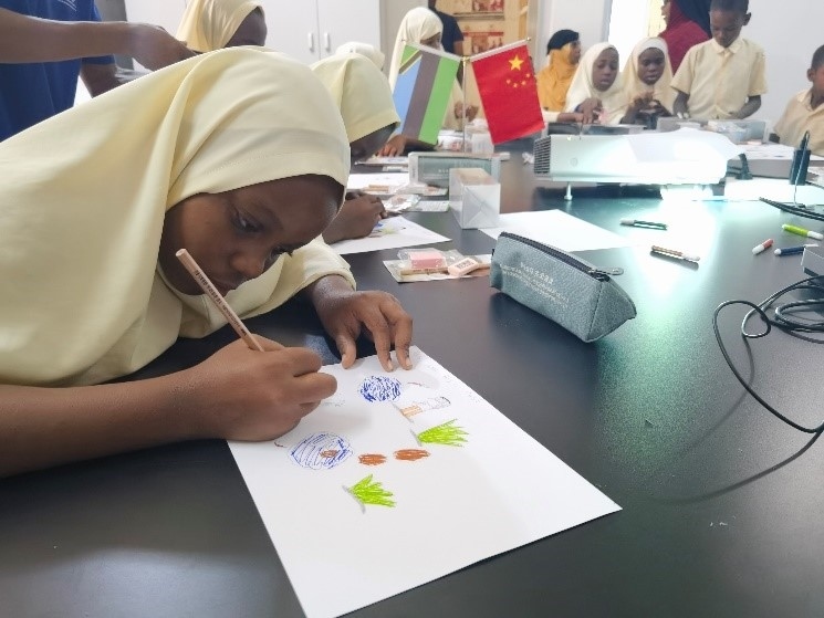 學生踴躍參與繪畫活動。施亮攝