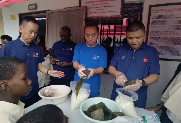 中方專家示范包粽子。施亮攝