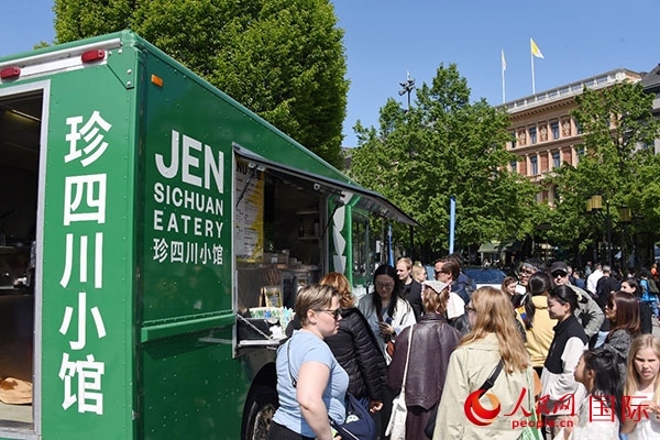 中國美食攤。人民網(wǎng)記者 殷淼攝