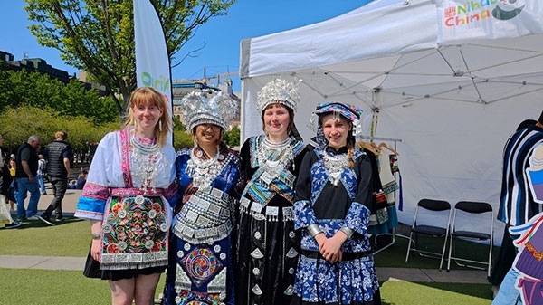 體驗苗族傳統(tǒng)服飾。人民網(wǎng)記者 殷淼