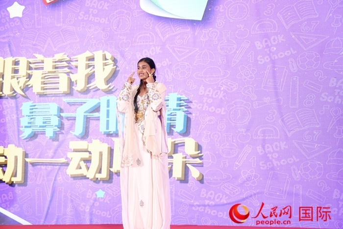 演唱中文歌曲。人民網(wǎng)記者任皓宇攝