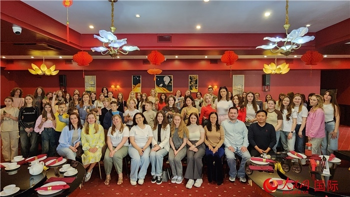 “慶端午學(xué)中文”活動(dòng)全體合照。人民網(wǎng)記者蔡子暢攝