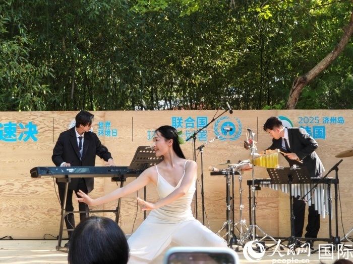 《舞，自然》舞蹈表演。人民網(wǎng)記者 李明攝