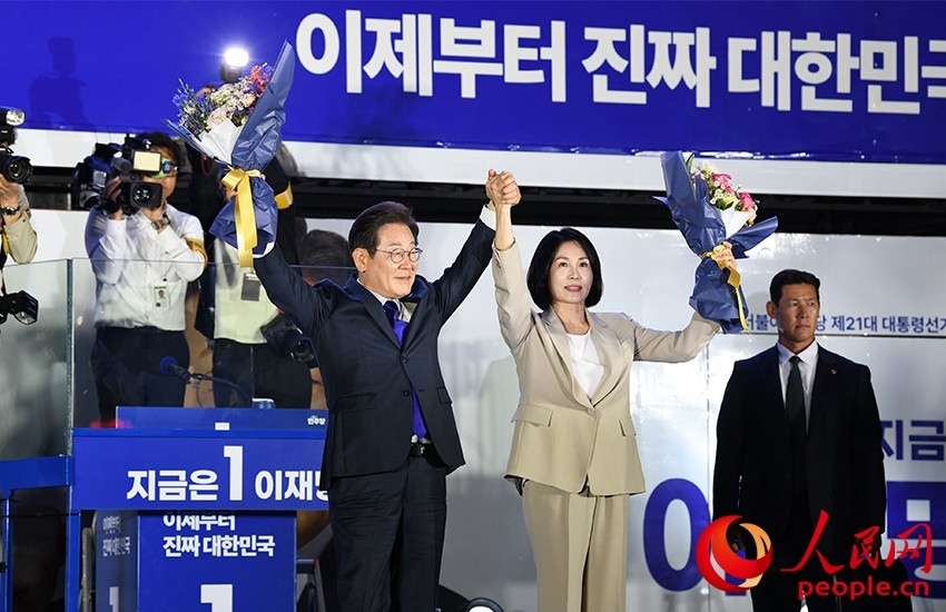 6月4日凌晨，確定當選韓國總統(tǒng)的李在明舉手向歡呼的支持者們致意。 人民網 康炯彬攝