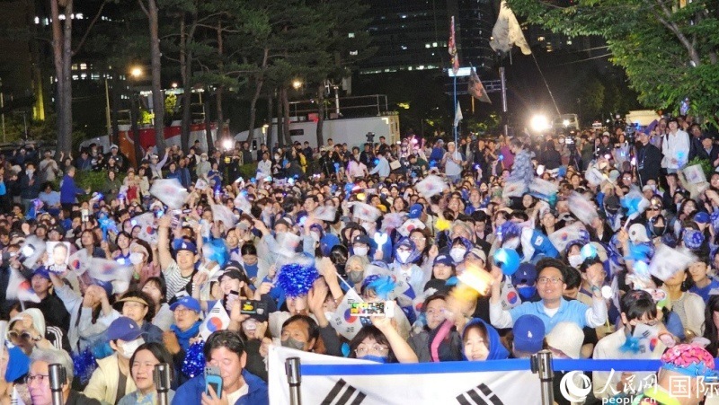 當(dāng)?shù)貢r(shí)間4日凌晨，李在明支持者們聚集在國(guó)會(huì)前等待計(jì)票結(jié)果。人民網(wǎng) 柳美鉉攝