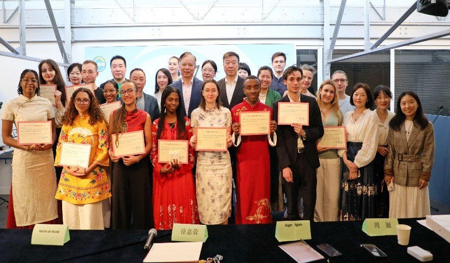圖1：中國駐法使館公使陳力、教育公參周家貴與比賽師生、評委合影（圖片：巴黎西岱大學孔子學院）